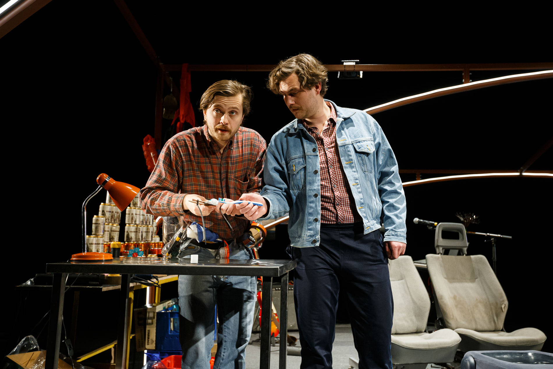 Skats no apvienības "EsARTE" un teātra "Vaba Lava" kopīgi veidotās izrādes "Divas garāžas" (2021, rež. E. Seņkovs) // Foto - Ilja Smirnov